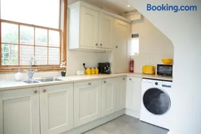 Honey Pot House - Charming 3-Bedroom in Maidstone Cottage with Garden & Parking - Image 3