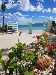 Haraki Mare Studios Beach Front Apartments - Image 1