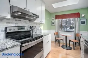 Modern 3BR Home Sleeps 5 Near UNC & Downtown - Image 2