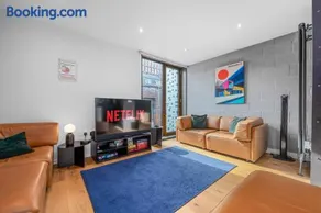 Free Parking Roof Terrace Luxury Townhouse - Image 4