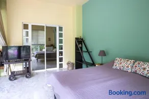 Charming Sunlit Apartment with Garden Views - Image 3