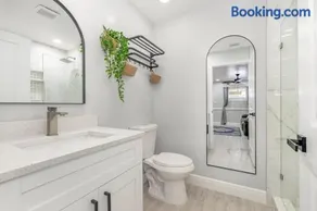Elegant Retreat Near Downtown and Beach - Image 3