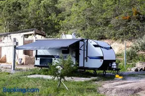 RV completamente equipado en viñedo - Image 1