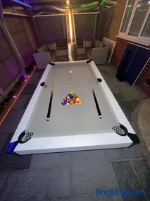 Luxxe House with Hot tub and Pool table - Image 2