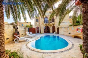 5 Bedroom Farmhouse with Private Pool & Views - Image 1