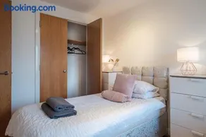 Mackie Residence - SJA Stays - 3 Bed Apartment with parking - Image 5