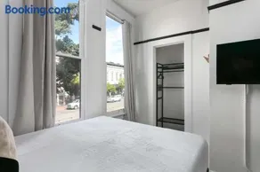 Enjoy Stylish 1BR Queen Bed WiFi SmartTV - Image 2