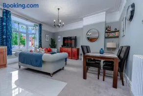 Victorian High Street flat, parking, WiFi - Image 2