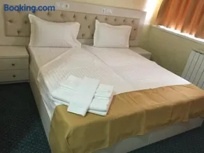 Hamlet Hotel - Image 5