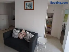 Mikis' 1 Bedroom near the Beach and City Center - Image 3