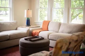 Charming 4 Bedroom Cottage w/Screen Porch - Walk To Beach & Town - Image 4