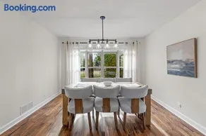 Elegant 4BR Tudor Retreat Spacious, Peaceful! - Image 3