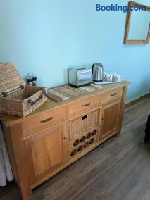 Merryfield Farmhouse Country Escape - Image 4