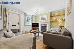 2-Bedroom Stylish & Gorgeous, Cosy Westgate Cottage Retreat, Central Winchester, Free On-Street Parking Permit, with Garden, Close to Cathedral - Sleeps 6, Pets are Welcome - by Blue Puffin Stays - Image 3