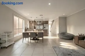 JC House - 4 Br, AC & Wi-Fi Close Coles & Train - Image 5