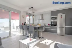Luxurious apartment with large terrace and sea views - Image 3