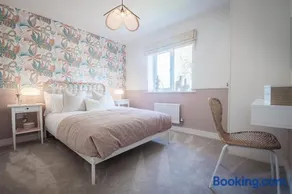 House - Sleeps 6 - Parking - Garden - Image 3