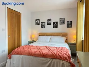 4BR - 3BA - Fast Wi-Fi - Free Parking - Garden - EV Point - Image 3