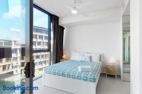 Urban Luxe Retreat - South Brisbane Boutique Apt w Free Carpark - Image 2