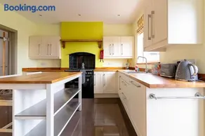 Large 4 Bed House with Games Room and Parking in Leicester - Image 4