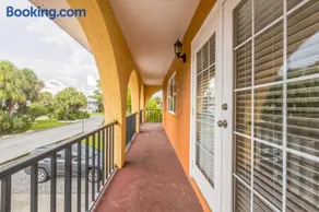 NEW Luxe Private Condo Steps 2 Beach and Sunsets Park 2 Cars Private Quiet UNIT B - Image 3