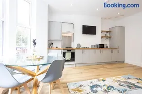 1-Bed Apartment in Manchester by 53 Degrees Property, Ideal for Long Term, Couples or Business Groups! - Image 3