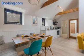 Waterside Apartment - Image 1