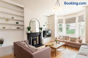 Stunning Townhouse by the sea, Hot Tub sleeps 17 - Image 3