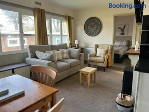 Woodlands Hare Chalet, Bideford Bay Holiday Park - Image 2