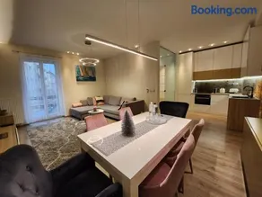 M53 "Margaret's Edge" Apartment - Image 1