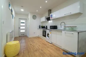 Cozy Urban 2BR with courtyard - Image 4