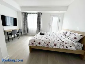 Modern Private Room Private Bathroom with King Bed with TV and Optional Balcony 10 minutes to Rogers Stadium Midtown Downtown Toronto - Image 1