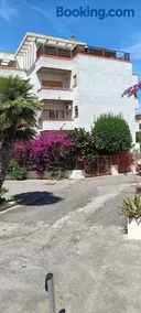 C e G House - Image 1