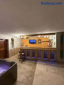 Le Savoyard - Bar & Jacuzzi - Image 2