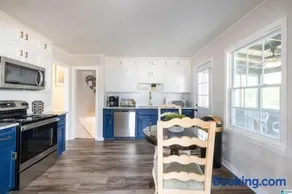 Southern Charm l 5BR l Sleeps 14 l A Location - Image 3