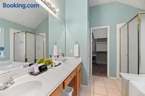 Relaxing 3BR 2BA Oasis - Hot Tub & 5 Beds! - Image 5