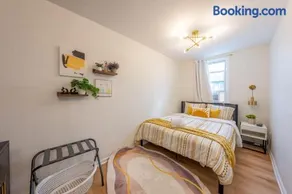 Stylish 2 BD Apt-18 mins from NYC-Steps away Bus stop, Restaurants, Groceries - Image 5