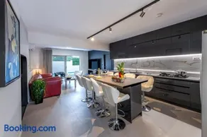 Oasis Privé - Luxury Pool Retreat in Varkiza - Image 1