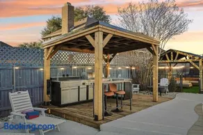 5BD 2 5BA Luxury Retreat with Pool Gym & Games - Image 2