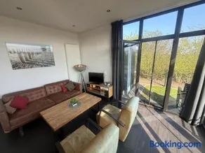 EuroParcs Bad Meersee Chalet Küstenzeit mit Zaun Haus Nr 97 - Image 2