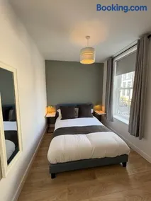 City Centre 2 bed Secure Parking near Station and Theatre - Image 5