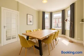 Edwardian City Centre House For Big Groups, Offroad Parking & Hot Tub! - Image 1