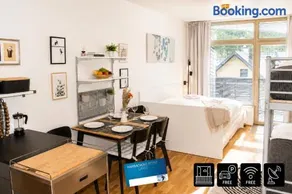 ENJOYHARRACHOV - Atraktivní slunné studio Čertovka v centru s balkonem, garážovým parkováním, Wifi-WLAN, Ipad, SAT, herní konzolí, Netflix zdarma a nejkrásnějším výhledem na Čertovu horu s areálem skokanských můstků a sjezdovku jen 150m od lanovky - Image 4