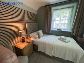 Yewfield Vegetarian Guest house - Image 3