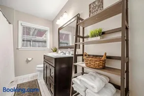 3 Bedroom Home The Neighborhood Spot desks in 2 rooms high speed Internet wifi Kick Back & Relax close to Houston Hobby Airport 5 star superhost - Image 2