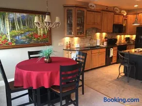 Riverfront condo with balcony, king bed STR#267 - Image 5