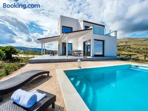 Elegant villa with private pool and sea view - Image 2