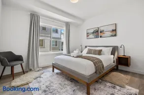 Luxury Aspen 2BR Home with Double Garage Car Parking - Image 2