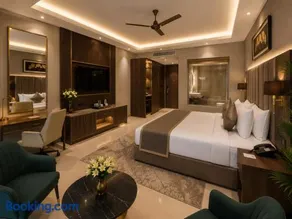 Crestmont Sunshine Hotel - Image 2