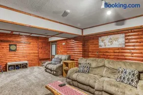 Mountain retreat w 2 fireplaces & lake - Image 4